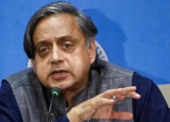 भारत में राजनीति फैमिली बिजनेस बन गई है : शशि थरूर