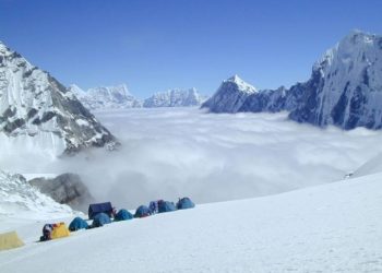 हादसा : नेपाल में बर्फ का पहाड़ टूटने से 7 लोगों की मौत 4 लोग घायल