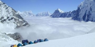 हादसा : नेपाल में बर्फ का पहाड़ टूटने से 7 लोगों की मौत 4 लोग घायल